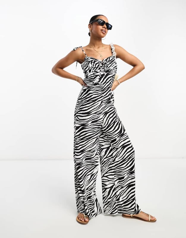 Jumpsuits & Playsuits by Miss Selfridge No need for a dress to impress V-neck Tie straps Tie-back fastening Wide leg Regular fitSold By: Asos