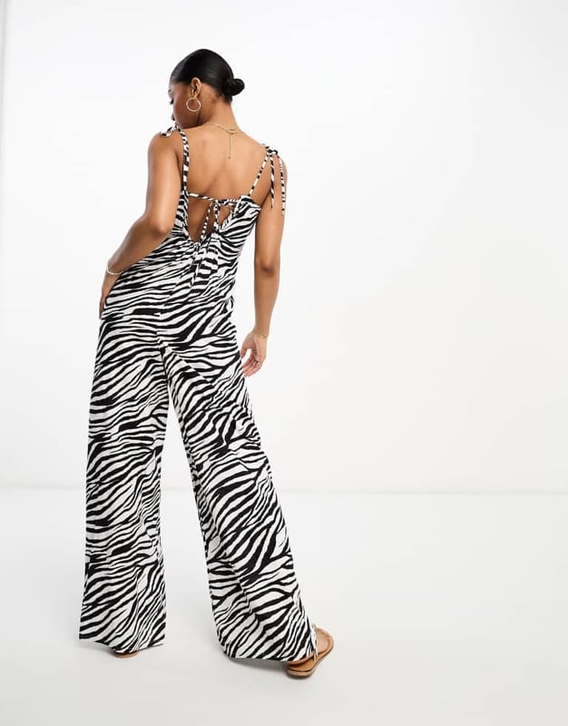 Jumpsuits & Playsuits by Miss Selfridge No need for a dress to impress V-neck Tie straps Tie-back fastening Wide leg Regular fitSold By: Asos