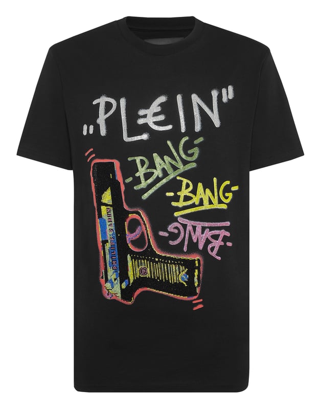 Dit grafische T-shirt is ongegeneerd brutaal en straalt rauwe energie uit met op graffiti geïnspireerd artwork en de kenmerkende kristallen details. Een onverschrokken fusie van kunst, attitude en luxe vakmanschap.    Past het best bij cargos of onder oversized bovenkleding Premium katoenen constructie met een zachte, gestructureerde hand Hand aangebrachte kristallen verheffen de street-art graphic Graffiti-belettering en geweermotief voor maximale visuele impact Een opvallend stuk dat edgy, high-end streetwear definieert