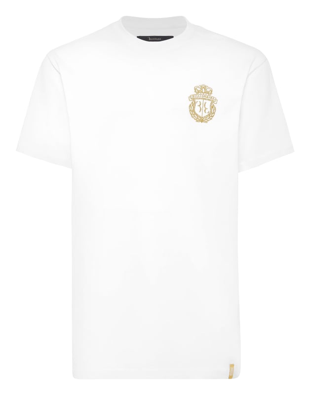Klassische Eleganz trifft auf raffinierte Insignien in diesem unaufdringlichen T-Shirt, dessen gesticktes Wappen von zeitlosem Prestige zeugt. Ein Stück, das bei jedem Tragen subtil seinen Status unterstreicht.    Passt mühelos zu maßgeschneiderten Shorts oder luxuriösem Denim Weiche Baumwollkonstruktion für ganztägigen atmungsaktiven Komfort Gesticktes Wappen verleiht einen Hauch von edler Raffinesse Sauberer Rundhalsausschnitt unterstreicht den minimalistischen Reiz Ein vielseitiges Grundnahrungsmittel für eine gepflegte Freizeitgarderobe