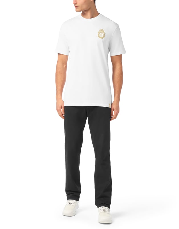 Klassische Eleganz trifft auf raffinierte Insignien in diesem unaufdringlichen T-Shirt, dessen gesticktes Wappen von zeitlosem Prestige zeugt. Ein Stück, das bei jedem Tragen subtil seinen Status unterstreicht.    Passt mühelos zu maßgeschneiderten Shorts oder luxuriösem Denim Weiche Baumwollkonstruktion für ganztägigen atmungsaktiven Komfort Gesticktes Wappen verleiht einen Hauch von edler Raffinesse Sauberer Rundhalsausschnitt unterstreicht den minimalistischen Reiz Ein vielseitiges Grundnahrungsmittel für eine gepflegte Freizeitgarderobe