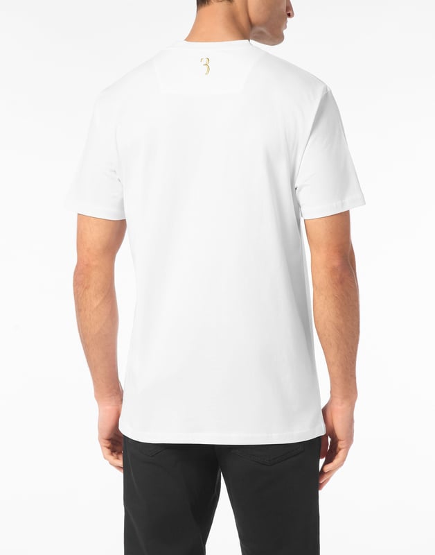 Klassische Eleganz trifft auf raffinierte Insignien in diesem unaufdringlichen T-Shirt, dessen gesticktes Wappen von zeitlosem Prestige zeugt. Ein Stück, das bei jedem Tragen subtil seinen Status unterstreicht.    Passt mühelos zu maßgeschneiderten Shorts oder luxuriösem Denim Weiche Baumwollkonstruktion für ganztägigen atmungsaktiven Komfort Gesticktes Wappen verleiht einen Hauch von edler Raffinesse Sauberer Rundhalsausschnitt unterstreicht den minimalistischen Reiz Ein vielseitiges Grundnahrungsmittel für eine gepflegte Freizeitgarderobe
