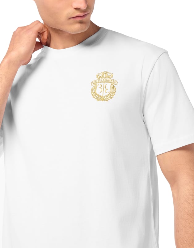 Klassische Eleganz trifft auf raffinierte Insignien in diesem unaufdringlichen T-Shirt, dessen gesticktes Wappen von zeitlosem Prestige zeugt. Ein Stück, das bei jedem Tragen subtil seinen Status unterstreicht.    Passt mühelos zu maßgeschneiderten Shorts oder luxuriösem Denim Weiche Baumwollkonstruktion für ganztägigen atmungsaktiven Komfort Gesticktes Wappen verleiht einen Hauch von edler Raffinesse Sauberer Rundhalsausschnitt unterstreicht den minimalistischen Reiz Ein vielseitiges Grundnahrungsmittel für eine gepflegte Freizeitgarderobe