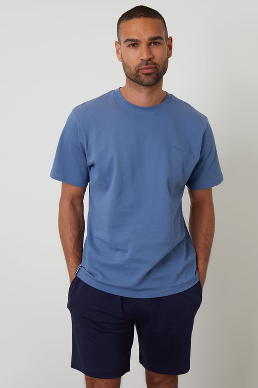 Experience ultimate comfort with this short pyjama set from Threadbare, designed for restful nights and easy lounging. Cut in a regular fit, this pyjama set is perfect for year round comfort. This set includes a short sleeve popcorn textured crew neck top with Threadbare embroidery on the chest and cotton shorts with an elasticated waistband, drawcords and two side pockets. Ideal for lounging or sleeping, this set is a must-have for your nightwear collection.