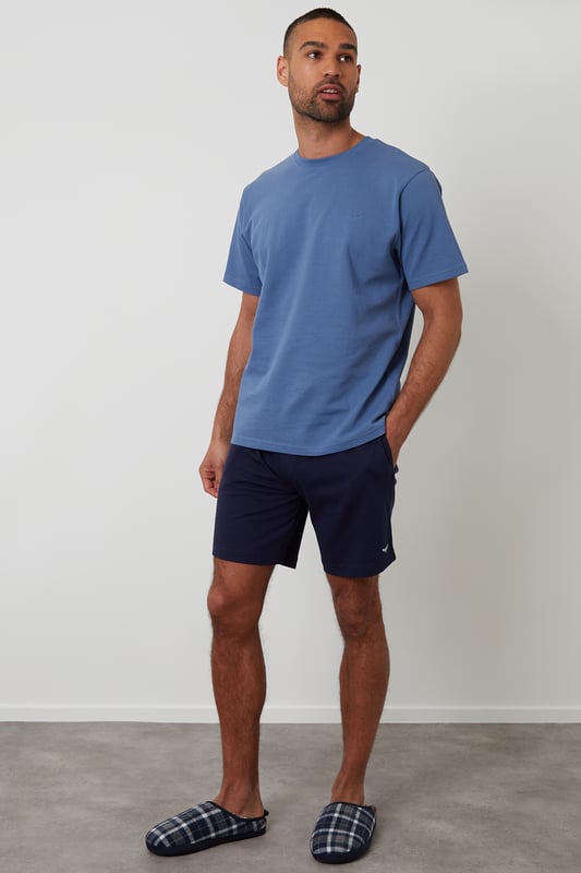 Experience ultimate comfort with this short pyjama set from Threadbare, designed for restful nights and easy lounging. Cut in a regular fit, this pyjama set is perfect for year round comfort. This set includes a short sleeve popcorn textured crew neck top with Threadbare embroidery on the chest and cotton shorts with an elasticated waistband, drawcords and two side pockets. Ideal for lounging or sleeping, this set is a must-have for your nightwear collection.