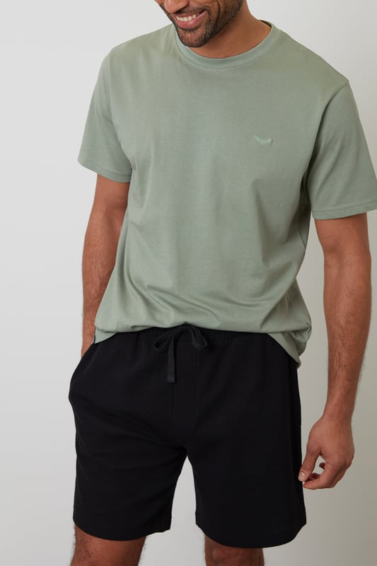Sleep in comfort with this short pyjama set from Threadbare, designed for ultimate relaxation. Cut in a regular fit, this pyjama set is perfect for year round comfort. This set includes a short sleeve crew neck t-shirt with Threadbare embroidery on the chest, and waffle textured cotton lounge shorts with an elasticated waistband, drawcords and two side pockets. Ideal for lounging or sleeping, this set is a must-have for your nightwear collection.
