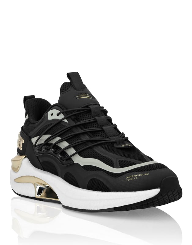 Runner Sneaker Pressure //Gen.x.04 Diese Laufschuhe wurden entwickelt, um Ihnen zu helfen, über Ihre Grenzen hinauszulaufen, dank high-tech Materialien und dem gewohnten Stil von Plein Sport. Obermaterial aus Mesh und Kunstleder für eine bequeme und ergonomische Passform Elastische Schnürsenkel, eingearbeitete Ösen Logo-Riemen an der Ferse, der mit der Zuglasche verbunden ist Verchromte Spoiler an der Ferse Stoßdämpfende, ultraleichte, hochtechnologische gummierte Zwischensohle Gerillte Sohle für optimalen Grip Mesh-Futter Herausnehmbares Fußbett