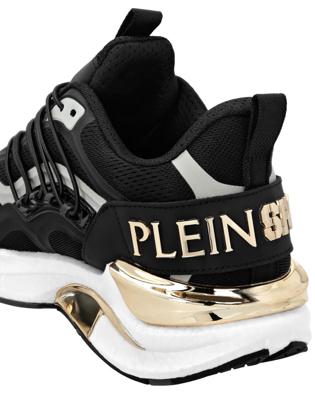 Runner Sneaker Pressure //Gen.x.04 Diese Laufschuhe wurden entwickelt, um Ihnen zu helfen, über Ihre Grenzen hinauszulaufen, dank high-tech Materialien und dem gewohnten Stil von Plein Sport. Obermaterial aus Mesh und Kunstleder für eine bequeme und ergonomische Passform Elastische Schnürsenkel, eingearbeitete Ösen Logo-Riemen an der Ferse, der mit der Zuglasche verbunden ist Verchromte Spoiler an der Ferse Stoßdämpfende, ultraleichte, hochtechnologische gummierte Zwischensohle Gerillte Sohle für optimalen Grip Mesh-Futter Herausnehmbares Fußbett