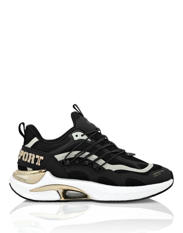Runner Sneaker Pressure //Gen.x.04 Diese Laufschuhe wurden entwickelt, um Ihnen zu helfen, über Ihre Grenzen hinauszulaufen, dank high-tech Materialien und dem gewohnten Stil von Plein Sport. Obermaterial aus Mesh und Kunstleder für eine bequeme und ergonomische Passform Elastische Schnürsenkel, eingearbeitete Ösen Logo-Riemen an der Ferse, der mit der Zuglasche verbunden ist Verchromte Spoiler an der Ferse Stoßdämpfende, ultraleichte, hochtechnologische gummierte Zwischensohle Gerillte Sohle für optimalen Grip Mesh-Futter Herausnehmbares Fußbett