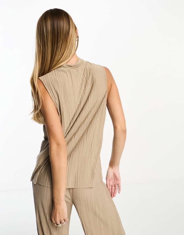 Tops by Vero Moda Part of a co-ord set Trousers sold separately High neck Sleeveless style Regular fitSold By: Asos