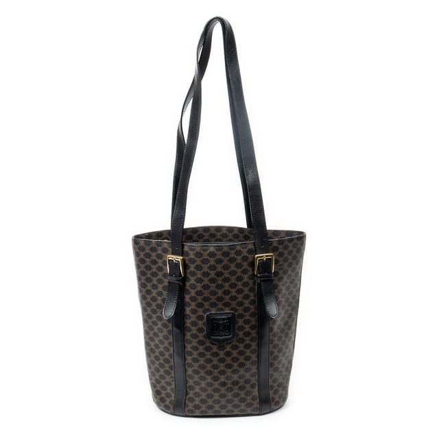 Celine Bolsas Bucket Tote  Bolso bandolera en Marrón/Negro Lona recubierta y Oro hardware. El producto está en en Excelentes Condiciones (A).
  Dimensiones: 21x27x12.5 cm 
  Accesorios incluidos: None
    Condición Notes: slightly worn strap
  BrandCo Paris encuentra artículos raros y en las mejores condiciones a precios increíbles. ¡Vale la pena tener paciencia! Compra con confianza: todos los artículos de BrandCo Paris son seleccionados y autenticados cuidadosamente por nuestro equipo de expertos.
  Todos los artículos vienen con un certificado de autenticidad y un embalaje entregado por BrandCo Paris.
  Tabla de clasificación de la condición del artículo
  N (como nuevo)
  AA (perfecto estado)
  A (excelente estado)
  AB (muy buen estado)
  B (bueno/regular)