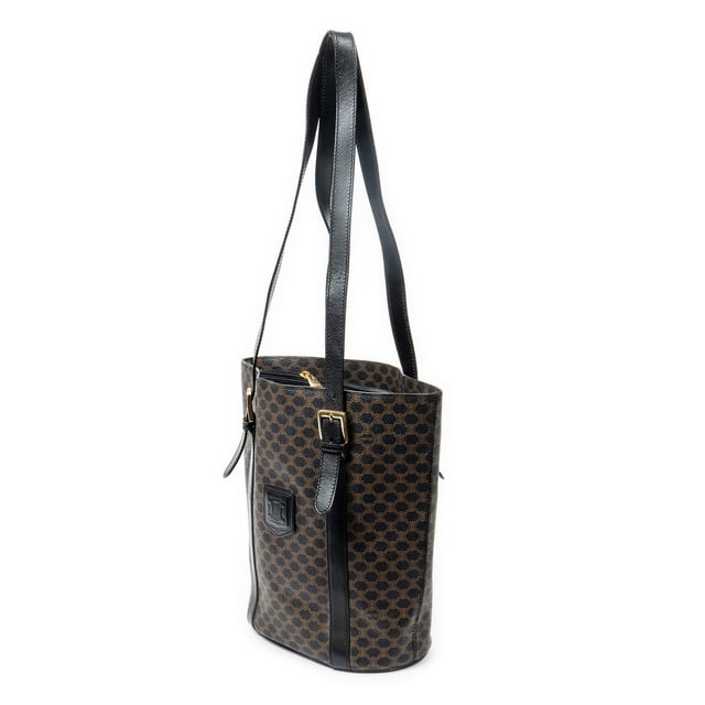 Celine Bolsas Bucket Tote  Bolso bandolera en Marrón/Negro Lona recubierta y Oro hardware. El producto está en en Excelentes Condiciones (A).
  Dimensiones: 21x27x12.5 cm 
  Accesorios incluidos: None
    Condición Notes: slightly worn strap
  BrandCo Paris encuentra artículos raros y en las mejores condiciones a precios increíbles. ¡Vale la pena tener paciencia! Compra con confianza: todos los artículos de BrandCo Paris son seleccionados y autenticados cuidadosamente por nuestro equipo de expertos.
  Todos los artículos vienen con un certificado de autenticidad y un embalaje entregado por BrandCo Paris.
  Tabla de clasificación de la condición del artículo
  N (como nuevo)
  AA (perfecto estado)
  A (excelente estado)
  AB (muy buen estado)
  B (bueno/regular)