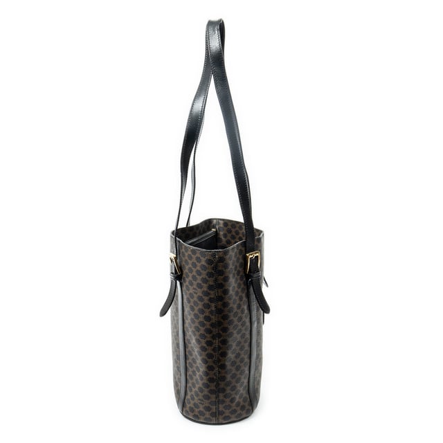 Celine Bolsas Bucket Tote  Bolso bandolera en Marrón/Negro Lona recubierta y Oro hardware. El producto está en en Excelentes Condiciones (A).
  Dimensiones: 21x27x12.5 cm 
  Accesorios incluidos: None
    Condición Notes: slightly worn strap
  BrandCo Paris encuentra artículos raros y en las mejores condiciones a precios increíbles. ¡Vale la pena tener paciencia! Compra con confianza: todos los artículos de BrandCo Paris son seleccionados y autenticados cuidadosamente por nuestro equipo de expertos.
  Todos los artículos vienen con un certificado de autenticidad y un embalaje entregado por BrandCo Paris.
  Tabla de clasificación de la condición del artículo
  N (como nuevo)
  AA (perfecto estado)
  A (excelente estado)
  AB (muy buen estado)
  B (bueno/regular)