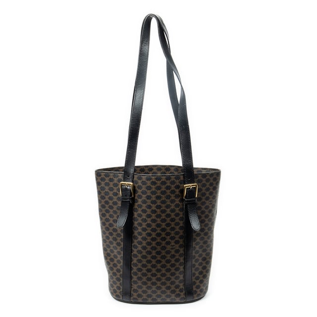 Celine Bolsas Bucket Tote  Bolso bandolera en Marrón/Negro Lona recubierta y Oro hardware. El producto está en en Excelentes Condiciones (A).
  Dimensiones: 21x27x12.5 cm 
  Accesorios incluidos: None
    Condición Notes: slightly worn strap
  BrandCo Paris encuentra artículos raros y en las mejores condiciones a precios increíbles. ¡Vale la pena tener paciencia! Compra con confianza: todos los artículos de BrandCo Paris son seleccionados y autenticados cuidadosamente por nuestro equipo de expertos.
  Todos los artículos vienen con un certificado de autenticidad y un embalaje entregado por BrandCo Paris.
  Tabla de clasificación de la condición del artículo
  N (como nuevo)
  AA (perfecto estado)
  A (excelente estado)
  AB (muy buen estado)
  B (bueno/regular)