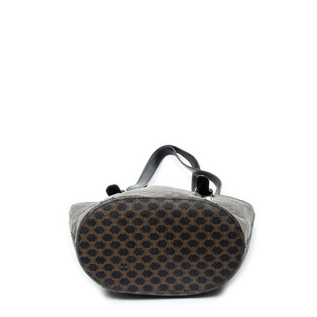 Celine Bolsas Bucket Tote  Bolso bandolera en Marrón/Negro Lona recubierta y Oro hardware. El producto está en en Excelentes Condiciones (A).
  Dimensiones: 21x27x12.5 cm 
  Accesorios incluidos: None
    Condición Notes: slightly worn strap
  BrandCo Paris encuentra artículos raros y en las mejores condiciones a precios increíbles. ¡Vale la pena tener paciencia! Compra con confianza: todos los artículos de BrandCo Paris son seleccionados y autenticados cuidadosamente por nuestro equipo de expertos.
  Todos los artículos vienen con un certificado de autenticidad y un embalaje entregado por BrandCo Paris.
  Tabla de clasificación de la condición del artículo
  N (como nuevo)
  AA (perfecto estado)
  A (excelente estado)
  AB (muy buen estado)
  B (bueno/regular)