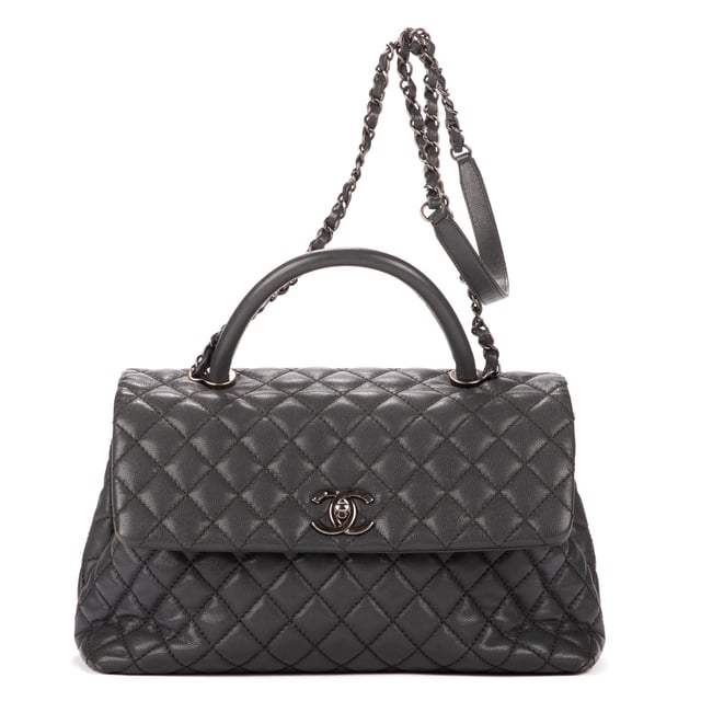 Chanel Bolsas Timeless Top handle Large Bolso bandolera en Gris Piel de becerro y Latón envejecido hardware. El producto está en en Excelentes Condiciones (A).
  Dimensiones: 32x20x11 cm 
  Accesorios incluidos: None
    
  BrandCo Paris encuentra artículos raros y en las mejores condiciones a precios increíbles. ¡Vale la pena tener paciencia! Compra con confianza: todos los artículos de BrandCo Paris son seleccionados y autenticados cuidadosamente por nuestro equipo de expertos.
  Todos los artículos vienen con un certificado de autenticidad y un embalaje entregado por BrandCo Paris.
  Tabla de clasificación de la condición del artículo
  N (como nuevo)
  AA (perfecto estado)
  A (excelente estado)
  AB (muy buen estado)
  B (bueno/regular)