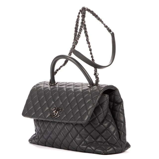 Chanel Bolsas Timeless Top handle Large Bolso bandolera en Gris Piel de becerro y Latón envejecido hardware. El producto está en en Excelentes Condiciones (A).
  Dimensiones: 32x20x11 cm 
  Accesorios incluidos: None
    
  BrandCo Paris encuentra artículos raros y en las mejores condiciones a precios increíbles. ¡Vale la pena tener paciencia! Compra con confianza: todos los artículos de BrandCo Paris son seleccionados y autenticados cuidadosamente por nuestro equipo de expertos.
  Todos los artículos vienen con un certificado de autenticidad y un embalaje entregado por BrandCo Paris.
  Tabla de clasificación de la condición del artículo
  N (como nuevo)
  AA (perfecto estado)
  A (excelente estado)
  AB (muy buen estado)
  B (bueno/regular)