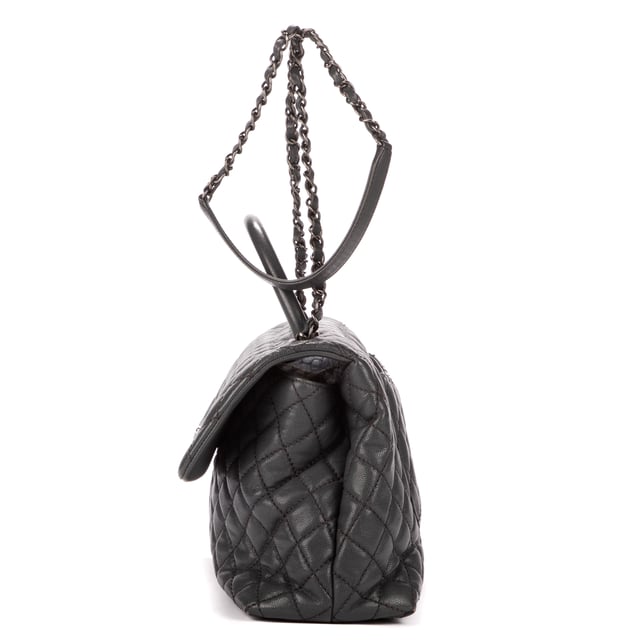 Chanel Bolsas Timeless Top handle Large Bolso bandolera en Gris Piel de becerro y Latón envejecido hardware. El producto está en en Excelentes Condiciones (A).
  Dimensiones: 32x20x11 cm 
  Accesorios incluidos: None
    
  BrandCo Paris encuentra artículos raros y en las mejores condiciones a precios increíbles. ¡Vale la pena tener paciencia! Compra con confianza: todos los artículos de BrandCo Paris son seleccionados y autenticados cuidadosamente por nuestro equipo de expertos.
  Todos los artículos vienen con un certificado de autenticidad y un embalaje entregado por BrandCo Paris.
  Tabla de clasificación de la condición del artículo
  N (como nuevo)
  AA (perfecto estado)
  A (excelente estado)
  AB (muy buen estado)
  B (bueno/regular)