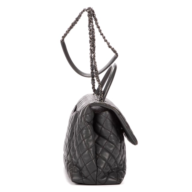 Chanel Bolsas Timeless Top handle Large Bolso bandolera en Gris Piel de becerro y Latón envejecido hardware. El producto está en en Excelentes Condiciones (A).
  Dimensiones: 32x20x11 cm 
  Accesorios incluidos: None
    
  BrandCo Paris encuentra artículos raros y en las mejores condiciones a precios increíbles. ¡Vale la pena tener paciencia! Compra con confianza: todos los artículos de BrandCo Paris son seleccionados y autenticados cuidadosamente por nuestro equipo de expertos.
  Todos los artículos vienen con un certificado de autenticidad y un embalaje entregado por BrandCo Paris.
  Tabla de clasificación de la condición del artículo
  N (como nuevo)
  AA (perfecto estado)
  A (excelente estado)
  AB (muy buen estado)
  B (bueno/regular)