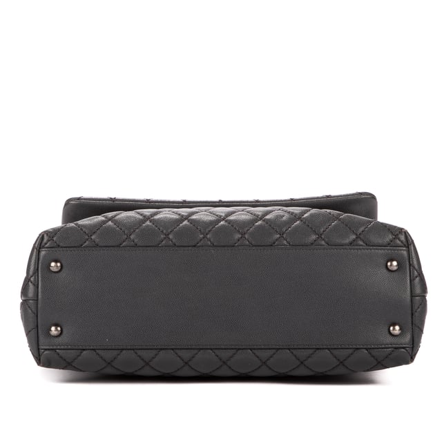Chanel Bolsas Timeless Top handle Large Bolso bandolera en Gris Piel de becerro y Latón envejecido hardware. El producto está en en Excelentes Condiciones (A).
  Dimensiones: 32x20x11 cm 
  Accesorios incluidos: None
    
  BrandCo Paris encuentra artículos raros y en las mejores condiciones a precios increíbles. ¡Vale la pena tener paciencia! Compra con confianza: todos los artículos de BrandCo Paris son seleccionados y autenticados cuidadosamente por nuestro equipo de expertos.
  Todos los artículos vienen con un certificado de autenticidad y un embalaje entregado por BrandCo Paris.
  Tabla de clasificación de la condición del artículo
  N (como nuevo)
  AA (perfecto estado)
  A (excelente estado)
  AB (muy buen estado)
  B (bueno/regular)
