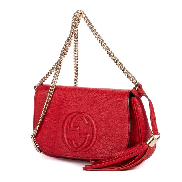 Gucci Tassen Soho Chain Crossbody  Schoudertas in de Rood Kalfsleer in de Goud  hardware. Het product is in In Perfecte Staat (AA).
  Afmetingen: 26x16x5 cm 
  Inclusief accessoires: Tassel Charm
      
  BrandCo Paris vindt zeldzame artikelen in de beste staat voor ongelooflijke prijzen. Het is de moeite waard om geduldig te zijn! Koop met vertrouwen: alle artikelen van BrandCo Paris worden zorgvuldig geselecteerd en geverifieerd door ons team van experts.

  Alle artikelen worden geleverd met een certificaat van echtheid en verpakt door BrandCo Paris.

  Classificatietabel voor de conditie van het artikel:

  N (als nieuw)
  AA (perfecte staat)
  A (uitstekende staat)
  AB (zeer goede staat)
  B (goede/redelijke staat)