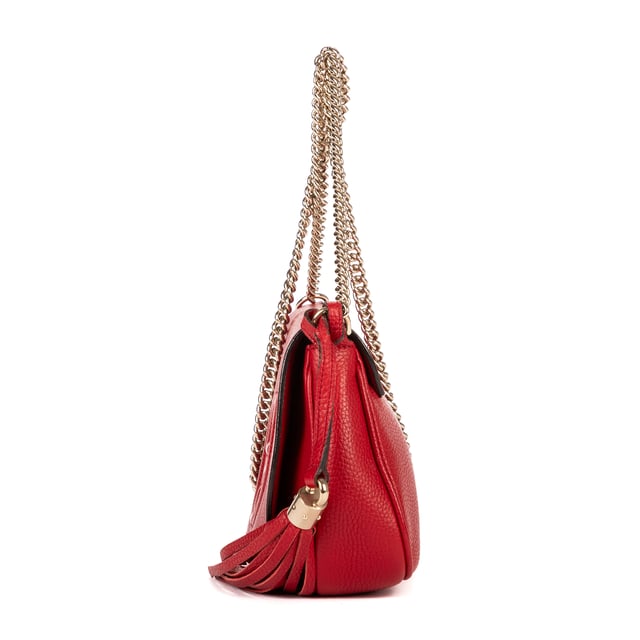 Gucci Tassen Soho Chain Crossbody  Schoudertas in de Rood Kalfsleer in de Goud  hardware. Het product is in In Perfecte Staat (AA).
  Afmetingen: 26x16x5 cm 
  Inclusief accessoires: Tassel Charm
      
  BrandCo Paris vindt zeldzame artikelen in de beste staat voor ongelooflijke prijzen. Het is de moeite waard om geduldig te zijn! Koop met vertrouwen: alle artikelen van BrandCo Paris worden zorgvuldig geselecteerd en geverifieerd door ons team van experts.

  Alle artikelen worden geleverd met een certificaat van echtheid en verpakt door BrandCo Paris.

  Classificatietabel voor de conditie van het artikel:

  N (als nieuw)
  AA (perfecte staat)
  A (uitstekende staat)
  AB (zeer goede staat)
  B (goede/redelijke staat)