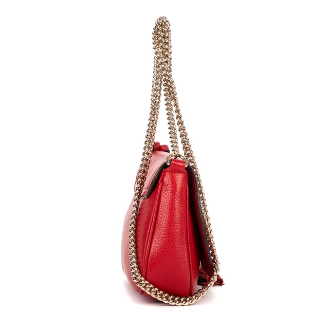Gucci Tassen Soho Chain Crossbody  Schoudertas in de Rood Kalfsleer in de Goud  hardware. Het product is in In Perfecte Staat (AA).
  Afmetingen: 26x16x5 cm 
  Inclusief accessoires: Tassel Charm
      
  BrandCo Paris vindt zeldzame artikelen in de beste staat voor ongelooflijke prijzen. Het is de moeite waard om geduldig te zijn! Koop met vertrouwen: alle artikelen van BrandCo Paris worden zorgvuldig geselecteerd en geverifieerd door ons team van experts.

  Alle artikelen worden geleverd met een certificaat van echtheid en verpakt door BrandCo Paris.

  Classificatietabel voor de conditie van het artikel:

  N (als nieuw)
  AA (perfecte staat)
  A (uitstekende staat)
  AB (zeer goede staat)
  B (goede/redelijke staat)