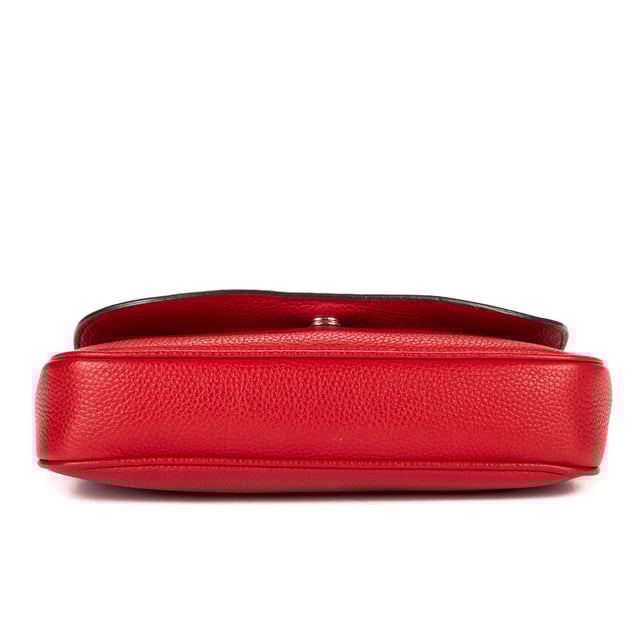 Gucci Tassen Soho Chain Crossbody  Schoudertas in de Rood Kalfsleer in de Goud  hardware. Het product is in In Perfecte Staat (AA).
  Afmetingen: 26x16x5 cm 
  Inclusief accessoires: Tassel Charm
      
  BrandCo Paris vindt zeldzame artikelen in de beste staat voor ongelooflijke prijzen. Het is de moeite waard om geduldig te zijn! Koop met vertrouwen: alle artikelen van BrandCo Paris worden zorgvuldig geselecteerd en geverifieerd door ons team van experts.

  Alle artikelen worden geleverd met een certificaat van echtheid en verpakt door BrandCo Paris.

  Classificatietabel voor de conditie van het artikel:

  N (als nieuw)
  AA (perfecte staat)
  A (uitstekende staat)
  AB (zeer goede staat)
  B (goede/redelijke staat)