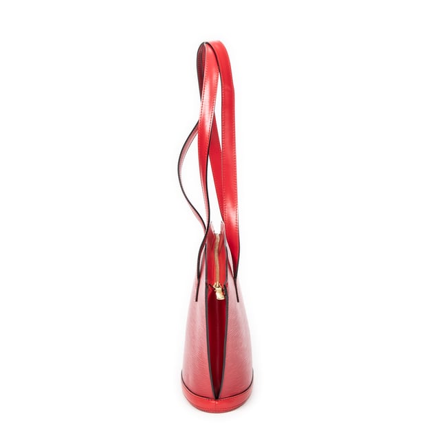 Louis Vuitton Bolsas St-Jacques Long Straps PM Bolso bandolera en Rojo Piel de becerro y Latón dorado hardware. El producto está en en Excelentes Condiciones (A).
  Dimensiones: 23x24x10 cm 
  Accesorios incluidos: None
    
  BrandCo Paris encuentra artículos raros y en las mejores condiciones a precios increíbles. ¡Vale la pena tener paciencia! Compra con confianza: todos los artículos de BrandCo Paris son seleccionados y autenticados cuidadosamente por nuestro equipo de expertos.
  Todos los artículos vienen con un certificado de autenticidad y un embalaje entregado por BrandCo Paris.
  Tabla de clasificación de la condición del artículo
  N (como nuevo)
  AA (perfecto estado)
  A (excelente estado)
  AB (muy buen estado)
  B (bueno/regular)