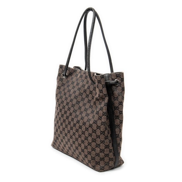 Gucci Bolsas Gifford Tote  Bolso bandolera en Marrón oscuro Lienzo y Plata hardware. El producto está en en Perfectas Condiciones (AA).
  Dimensiones: 29x32x11.5 cm 
  Accesorios incluidos: None
    
  BrandCo Paris encuentra artículos raros y en las mejores condiciones a precios increíbles. ¡Vale la pena tener paciencia! Compra con confianza: todos los artículos de BrandCo Paris son seleccionados y autenticados cuidadosamente por nuestro equipo de expertos.
  Todos los artículos vienen con un certificado de autenticidad y un embalaje entregado por BrandCo Paris.
  Tabla de clasificación de la condición del artículo
  N (como nuevo)
  AA (perfecto estado)
  A (excelente estado)
  AB (muy buen estado)
  B (bueno/regular)