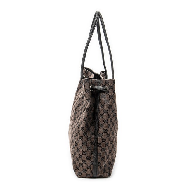 Gucci Bolsas Gifford Tote  Bolso bandolera en Marrón oscuro Lienzo y Plata hardware. El producto está en en Perfectas Condiciones (AA).
  Dimensiones: 29x32x11.5 cm 
  Accesorios incluidos: None
    
  BrandCo Paris encuentra artículos raros y en las mejores condiciones a precios increíbles. ¡Vale la pena tener paciencia! Compra con confianza: todos los artículos de BrandCo Paris son seleccionados y autenticados cuidadosamente por nuestro equipo de expertos.
  Todos los artículos vienen con un certificado de autenticidad y un embalaje entregado por BrandCo Paris.
  Tabla de clasificación de la condición del artículo
  N (como nuevo)
  AA (perfecto estado)
  A (excelente estado)
  AB (muy buen estado)
  B (bueno/regular)