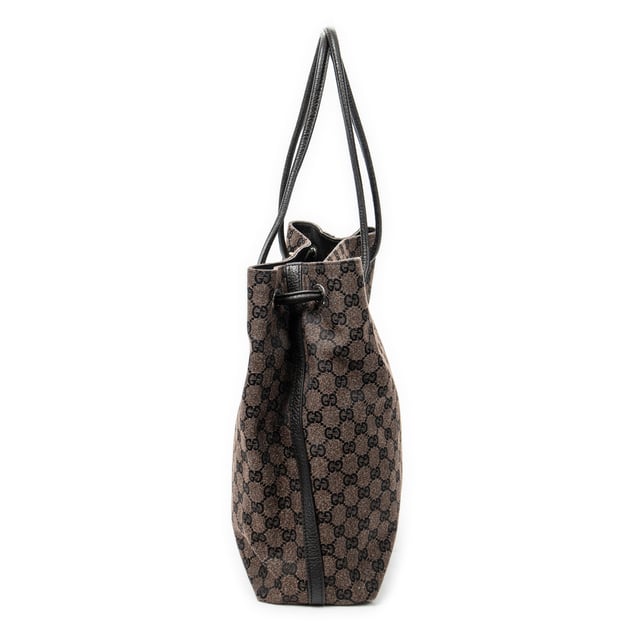 Gucci Bolsas Gifford Tote  Bolso bandolera en Marrón oscuro Lienzo y Plata hardware. El producto está en en Perfectas Condiciones (AA).
  Dimensiones: 29x32x11.5 cm 
  Accesorios incluidos: None
    
  BrandCo Paris encuentra artículos raros y en las mejores condiciones a precios increíbles. ¡Vale la pena tener paciencia! Compra con confianza: todos los artículos de BrandCo Paris son seleccionados y autenticados cuidadosamente por nuestro equipo de expertos.
  Todos los artículos vienen con un certificado de autenticidad y un embalaje entregado por BrandCo Paris.
  Tabla de clasificación de la condición del artículo
  N (como nuevo)
  AA (perfecto estado)
  A (excelente estado)
  AB (muy buen estado)
  B (bueno/regular)