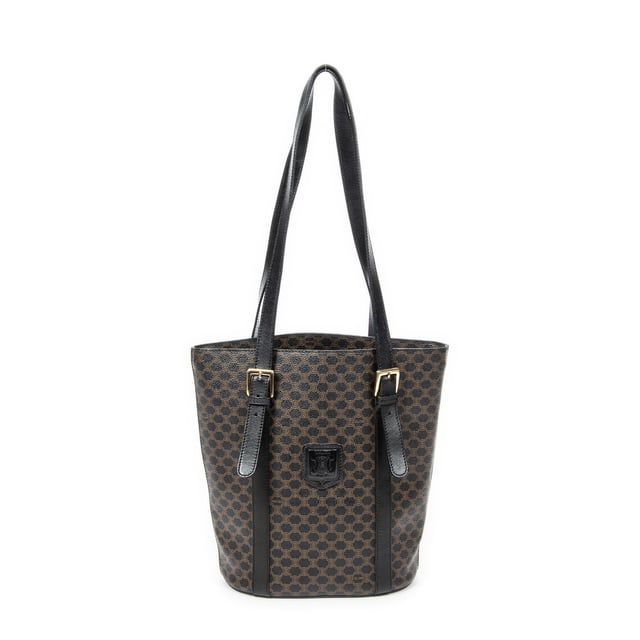 Celine Bolsas Vintage Bucket  Bolso bandolera en Marrón/Negro Lona recubierta y Oro hardware. El producto está en en Excelentes Condiciones (A).
  Dimensiones: 23x27x12 cm 
  Accesorios incluidos: None
    
  BrandCo Paris encuentra artículos raros y en las mejores condiciones a precios increíbles. ¡Vale la pena tener paciencia! Compra con confianza: todos los artículos de BrandCo Paris son seleccionados y autenticados cuidadosamente por nuestro equipo de expertos.
  Todos los artículos vienen con un certificado de autenticidad y un embalaje entregado por BrandCo Paris.
  Tabla de clasificación de la condición del artículo
  N (como nuevo)
  AA (perfecto estado)
  A (excelente estado)
  AB (muy buen estado)
  B (bueno/regular)