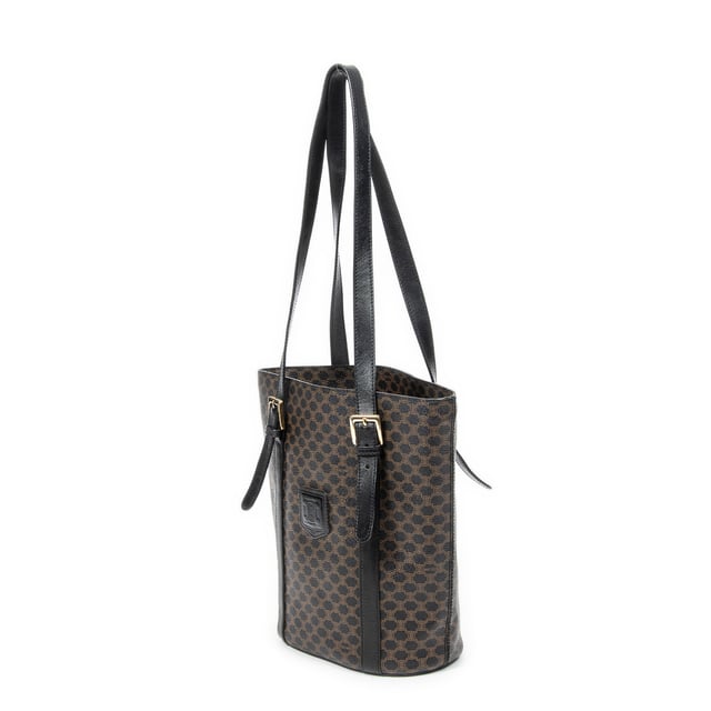 Celine Bolsas Vintage Bucket  Bolso bandolera en Marrón/Negro Lona recubierta y Oro hardware. El producto está en en Excelentes Condiciones (A).
  Dimensiones: 23x27x12 cm 
  Accesorios incluidos: None
    
  BrandCo Paris encuentra artículos raros y en las mejores condiciones a precios increíbles. ¡Vale la pena tener paciencia! Compra con confianza: todos los artículos de BrandCo Paris son seleccionados y autenticados cuidadosamente por nuestro equipo de expertos.
  Todos los artículos vienen con un certificado de autenticidad y un embalaje entregado por BrandCo Paris.
  Tabla de clasificación de la condición del artículo
  N (como nuevo)
  AA (perfecto estado)
  A (excelente estado)
  AB (muy buen estado)
  B (bueno/regular)