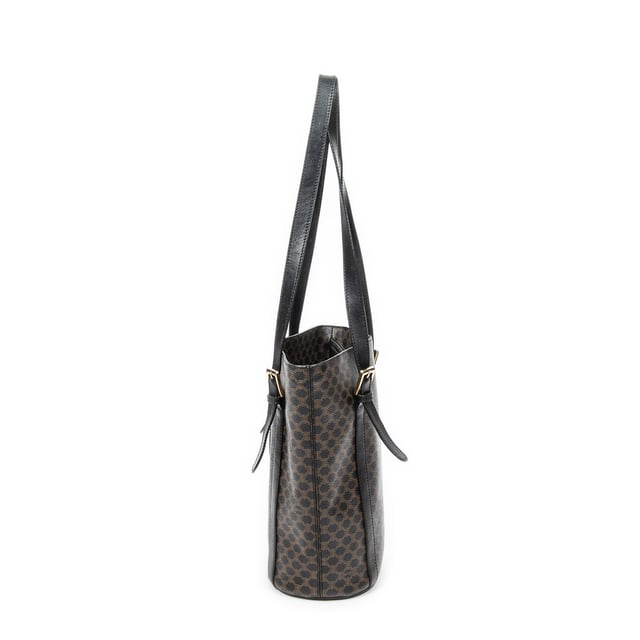 Celine Bolsas Vintage Bucket  Bolso bandolera en Marrón/Negro Lona recubierta y Oro hardware. El producto está en en Excelentes Condiciones (A).
  Dimensiones: 23x27x12 cm 
  Accesorios incluidos: None
    
  BrandCo Paris encuentra artículos raros y en las mejores condiciones a precios increíbles. ¡Vale la pena tener paciencia! Compra con confianza: todos los artículos de BrandCo Paris son seleccionados y autenticados cuidadosamente por nuestro equipo de expertos.
  Todos los artículos vienen con un certificado de autenticidad y un embalaje entregado por BrandCo Paris.
  Tabla de clasificación de la condición del artículo
  N (como nuevo)
  AA (perfecto estado)
  A (excelente estado)
  AB (muy buen estado)
  B (bueno/regular)