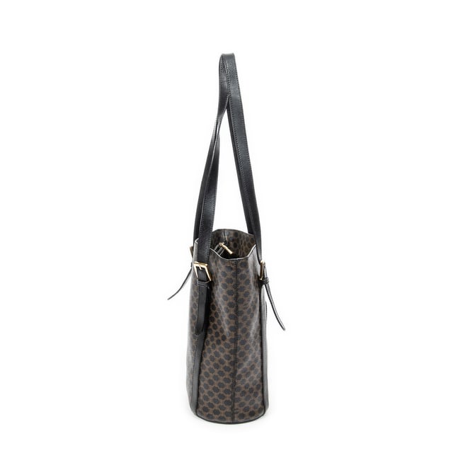 Celine Bolsas Vintage Bucket  Bolso bandolera en Marrón/Negro Lona recubierta y Oro hardware. El producto está en en Excelentes Condiciones (A).
  Dimensiones: 23x27x12 cm 
  Accesorios incluidos: None
    
  BrandCo Paris encuentra artículos raros y en las mejores condiciones a precios increíbles. ¡Vale la pena tener paciencia! Compra con confianza: todos los artículos de BrandCo Paris son seleccionados y autenticados cuidadosamente por nuestro equipo de expertos.
  Todos los artículos vienen con un certificado de autenticidad y un embalaje entregado por BrandCo Paris.
  Tabla de clasificación de la condición del artículo
  N (como nuevo)
  AA (perfecto estado)
  A (excelente estado)
  AB (muy buen estado)
  B (bueno/regular)