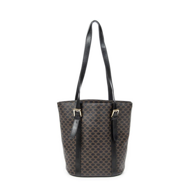 Celine Bolsas Vintage Bucket  Bolso bandolera en Marrón/Negro Lona recubierta y Oro hardware. El producto está en en Excelentes Condiciones (A).
  Dimensiones: 23x27x12 cm 
  Accesorios incluidos: None
    
  BrandCo Paris encuentra artículos raros y en las mejores condiciones a precios increíbles. ¡Vale la pena tener paciencia! Compra con confianza: todos los artículos de BrandCo Paris son seleccionados y autenticados cuidadosamente por nuestro equipo de expertos.
  Todos los artículos vienen con un certificado de autenticidad y un embalaje entregado por BrandCo Paris.
  Tabla de clasificación de la condición del artículo
  N (como nuevo)
  AA (perfecto estado)
  A (excelente estado)
  AB (muy buen estado)
  B (bueno/regular)