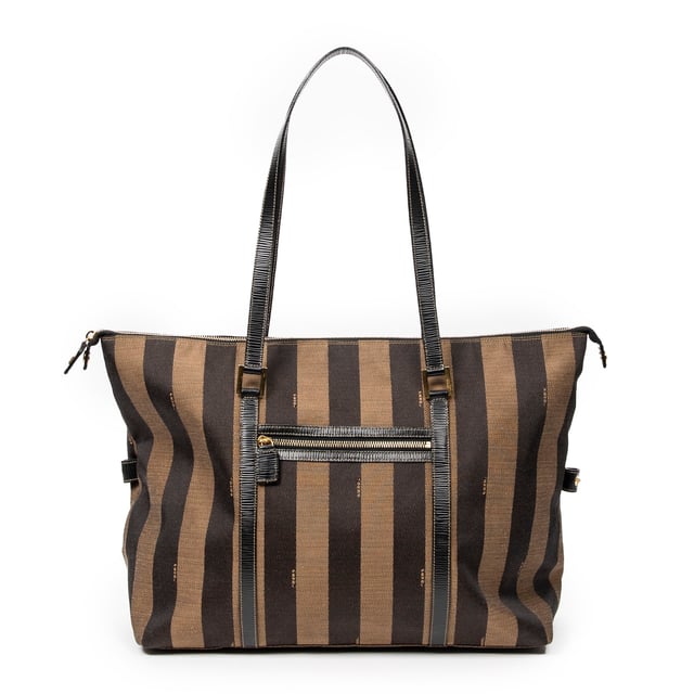 Fendi Bolsas Large Pequin Zip Tote  Bolso bandolera en Bronceado/Negro Lienzo y Oro hardware. El producto está en en Excelentes Condiciones (A).
  Dimensiones: 39x32x18 cm 
  Accesorios incluidos: 
    
  BrandCo Paris encuentra artículos raros y en las mejores condiciones a precios increíbles. ¡Vale la pena tener paciencia! Compra con confianza: todos los artículos de BrandCo Paris son seleccionados y autenticados cuidadosamente por nuestro equipo de expertos.
  Todos los artículos vienen con un certificado de autenticidad y un embalaje entregado por BrandCo Paris.
  Tabla de clasificación de la condición del artículo
  N (como nuevo)
  AA (perfecto estado)
  A (excelente estado)
  AB (muy buen estado)
  B (bueno/regular)