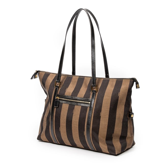 Fendi Bolsas Large Pequin Zip Tote  Bolso bandolera en Bronceado/Negro Lienzo y Oro hardware. El producto está en en Excelentes Condiciones (A).
  Dimensiones: 39x32x18 cm 
  Accesorios incluidos: 
    
  BrandCo Paris encuentra artículos raros y en las mejores condiciones a precios increíbles. ¡Vale la pena tener paciencia! Compra con confianza: todos los artículos de BrandCo Paris son seleccionados y autenticados cuidadosamente por nuestro equipo de expertos.
  Todos los artículos vienen con un certificado de autenticidad y un embalaje entregado por BrandCo Paris.
  Tabla de clasificación de la condición del artículo
  N (como nuevo)
  AA (perfecto estado)
  A (excelente estado)
  AB (muy buen estado)
  B (bueno/regular)