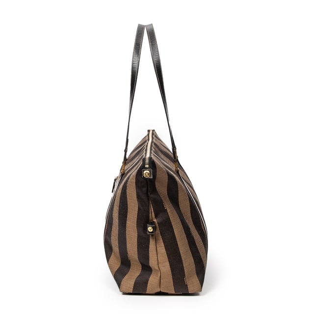 Fendi Bolsas Large Pequin Zip Tote  Bolso bandolera en Bronceado/Negro Lienzo y Oro hardware. El producto está en en Excelentes Condiciones (A).
  Dimensiones: 39x32x18 cm 
  Accesorios incluidos: 
    
  BrandCo Paris encuentra artículos raros y en las mejores condiciones a precios increíbles. ¡Vale la pena tener paciencia! Compra con confianza: todos los artículos de BrandCo Paris son seleccionados y autenticados cuidadosamente por nuestro equipo de expertos.
  Todos los artículos vienen con un certificado de autenticidad y un embalaje entregado por BrandCo Paris.
  Tabla de clasificación de la condición del artículo
  N (como nuevo)
  AA (perfecto estado)
  A (excelente estado)
  AB (muy buen estado)
  B (bueno/regular)