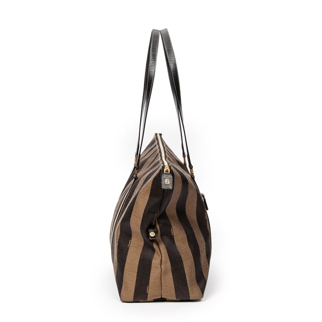 Fendi Bolsas Large Pequin Zip Tote  Bolso bandolera en Bronceado/Negro Lienzo y Oro hardware. El producto está en en Excelentes Condiciones (A).
  Dimensiones: 39x32x18 cm 
  Accesorios incluidos: 
    
  BrandCo Paris encuentra artículos raros y en las mejores condiciones a precios increíbles. ¡Vale la pena tener paciencia! Compra con confianza: todos los artículos de BrandCo Paris son seleccionados y autenticados cuidadosamente por nuestro equipo de expertos.
  Todos los artículos vienen con un certificado de autenticidad y un embalaje entregado por BrandCo Paris.
  Tabla de clasificación de la condición del artículo
  N (como nuevo)
  AA (perfecto estado)
  A (excelente estado)
  AB (muy buen estado)
  B (bueno/regular)