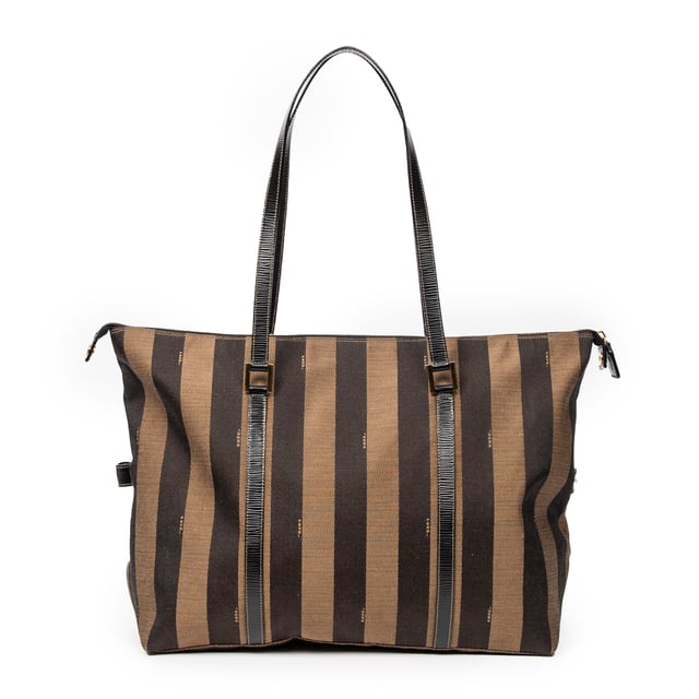 Fendi Bolsas Large Pequin Zip Tote  Bolso bandolera en Bronceado/Negro Lienzo y Oro hardware. El producto está en en Excelentes Condiciones (A).
  Dimensiones: 39x32x18 cm 
  Accesorios incluidos: 
    
  BrandCo Paris encuentra artículos raros y en las mejores condiciones a precios increíbles. ¡Vale la pena tener paciencia! Compra con confianza: todos los artículos de BrandCo Paris son seleccionados y autenticados cuidadosamente por nuestro equipo de expertos.
  Todos los artículos vienen con un certificado de autenticidad y un embalaje entregado por BrandCo Paris.
  Tabla de clasificación de la condición del artículo
  N (como nuevo)
  AA (perfecto estado)
  A (excelente estado)
  AB (muy buen estado)
  B (bueno/regular)