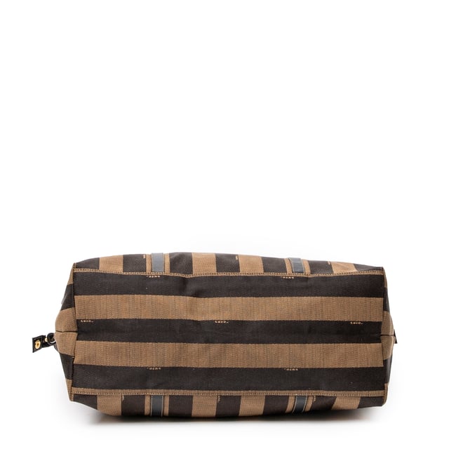 Fendi Bolsas Large Pequin Zip Tote  Bolso bandolera en Bronceado/Negro Lienzo y Oro hardware. El producto está en en Excelentes Condiciones (A).
  Dimensiones: 39x32x18 cm 
  Accesorios incluidos: 
    
  BrandCo Paris encuentra artículos raros y en las mejores condiciones a precios increíbles. ¡Vale la pena tener paciencia! Compra con confianza: todos los artículos de BrandCo Paris son seleccionados y autenticados cuidadosamente por nuestro equipo de expertos.
  Todos los artículos vienen con un certificado de autenticidad y un embalaje entregado por BrandCo Paris.
  Tabla de clasificación de la condición del artículo
  N (como nuevo)
  AA (perfecto estado)
  A (excelente estado)
  AB (muy buen estado)
  B (bueno/regular)