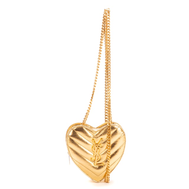Yves Saint Laurent Bolsas Heart Mini  Bolso bandolera en Oro Piel de becerro y Oro hardware. El producto está en en Perfectas Condiciones (AA).
  Dimensiones: 24x17x7 cm 
  Accesorios incluidos: Dustbag; Box
    
  BrandCo Paris encuentra artículos raros y en las mejores condiciones a precios increíbles. ¡Vale la pena tener paciencia! Compra con confianza: todos los artículos de BrandCo Paris son seleccionados y autenticados cuidadosamente por nuestro equipo de expertos.
  Todos los artículos vienen con un certificado de autenticidad y un embalaje entregado por BrandCo Paris.
  Tabla de clasificación de la condición del artículo
  N (como nuevo)
  AA (perfecto estado)
  A (excelente estado)
  AB (muy buen estado)
  B (bueno/regular)