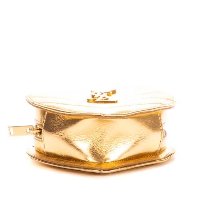 Yves Saint Laurent Bolsas Heart Mini  Bolso bandolera en Oro Piel de becerro y Oro hardware. El producto está en en Perfectas Condiciones (AA).
  Dimensiones: 24x17x7 cm 
  Accesorios incluidos: Dustbag; Box
    
  BrandCo Paris encuentra artículos raros y en las mejores condiciones a precios increíbles. ¡Vale la pena tener paciencia! Compra con confianza: todos los artículos de BrandCo Paris son seleccionados y autenticados cuidadosamente por nuestro equipo de expertos.
  Todos los artículos vienen con un certificado de autenticidad y un embalaje entregado por BrandCo Paris.
  Tabla de clasificación de la condición del artículo
  N (como nuevo)
  AA (perfecto estado)
  A (excelente estado)
  AB (muy buen estado)
  B (bueno/regular)