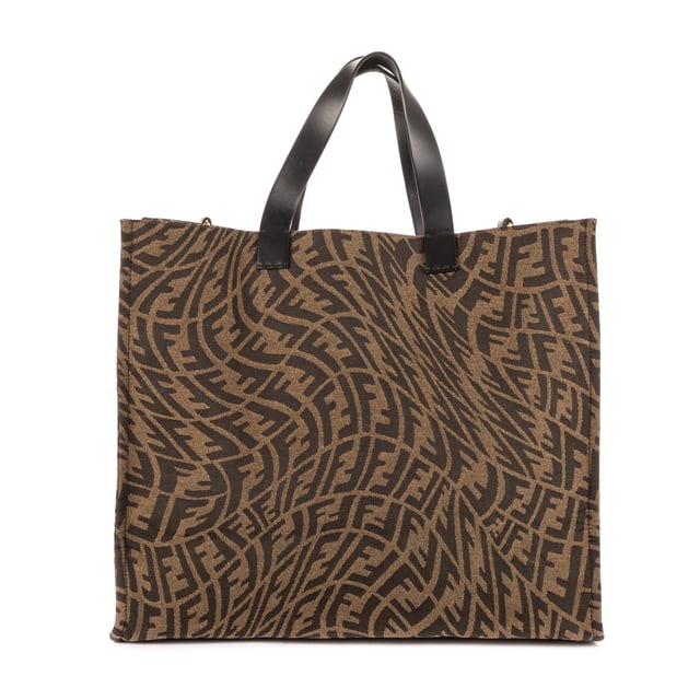 Fendi Bolsas Shopping Tote  Bolso bandolera en Marrón Lona recubierta y Oro hardware. El producto está en en Excelentes Condiciones (A).
  Dimensiones: 39x34x17 cm 
  Accesorios incluidos: NONE
    
  BrandCo Paris encuentra artículos raros y en las mejores condiciones a precios increíbles. ¡Vale la pena tener paciencia! Compra con confianza: todos los artículos de BrandCo Paris son seleccionados y autenticados cuidadosamente por nuestro equipo de expertos.
  Todos los artículos vienen con un certificado de autenticidad y un embalaje entregado por BrandCo Paris.
  Tabla de clasificación de la condición del artículo
  N (como nuevo)
  AA (perfecto estado)
  A (excelente estado)
  AB (muy buen estado)
  B (bueno/regular)