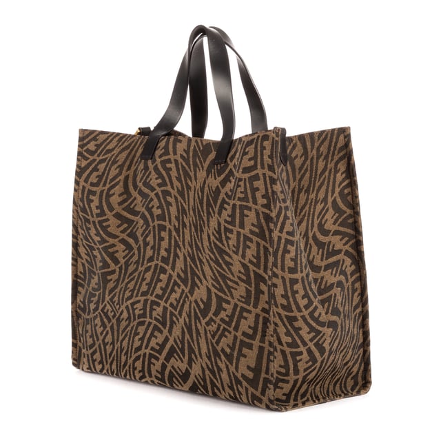 Fendi Bolsas Shopping Tote  Bolso bandolera en Marrón Lona recubierta y Oro hardware. El producto está en en Excelentes Condiciones (A).
  Dimensiones: 39x34x17 cm 
  Accesorios incluidos: NONE
    
  BrandCo Paris encuentra artículos raros y en las mejores condiciones a precios increíbles. ¡Vale la pena tener paciencia! Compra con confianza: todos los artículos de BrandCo Paris son seleccionados y autenticados cuidadosamente por nuestro equipo de expertos.
  Todos los artículos vienen con un certificado de autenticidad y un embalaje entregado por BrandCo Paris.
  Tabla de clasificación de la condición del artículo
  N (como nuevo)
  AA (perfecto estado)
  A (excelente estado)
  AB (muy buen estado)
  B (bueno/regular)
