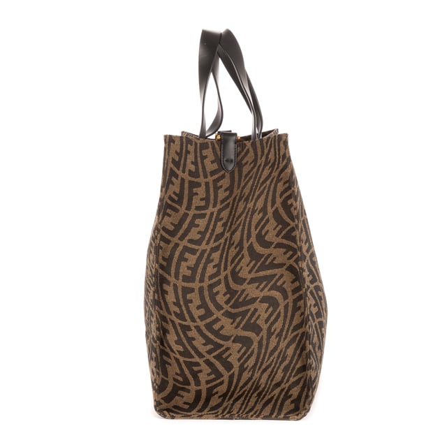 Fendi Bolsas Shopping Tote  Bolso bandolera en Marrón Lona recubierta y Oro hardware. El producto está en en Excelentes Condiciones (A).
  Dimensiones: 39x34x17 cm 
  Accesorios incluidos: NONE
    
  BrandCo Paris encuentra artículos raros y en las mejores condiciones a precios increíbles. ¡Vale la pena tener paciencia! Compra con confianza: todos los artículos de BrandCo Paris son seleccionados y autenticados cuidadosamente por nuestro equipo de expertos.
  Todos los artículos vienen con un certificado de autenticidad y un embalaje entregado por BrandCo Paris.
  Tabla de clasificación de la condición del artículo
  N (como nuevo)
  AA (perfecto estado)
  A (excelente estado)
  AB (muy buen estado)
  B (bueno/regular)