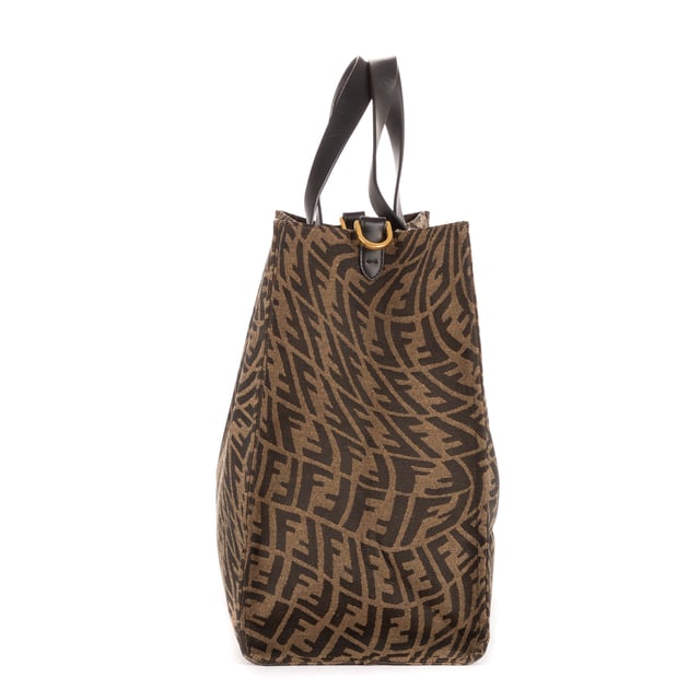 Fendi Bolsas Shopping Tote  Bolso bandolera en Marrón Lona recubierta y Oro hardware. El producto está en en Excelentes Condiciones (A).
  Dimensiones: 39x34x17 cm 
  Accesorios incluidos: NONE
    
  BrandCo Paris encuentra artículos raros y en las mejores condiciones a precios increíbles. ¡Vale la pena tener paciencia! Compra con confianza: todos los artículos de BrandCo Paris son seleccionados y autenticados cuidadosamente por nuestro equipo de expertos.
  Todos los artículos vienen con un certificado de autenticidad y un embalaje entregado por BrandCo Paris.
  Tabla de clasificación de la condición del artículo
  N (como nuevo)
  AA (perfecto estado)
  A (excelente estado)
  AB (muy buen estado)
  B (bueno/regular)