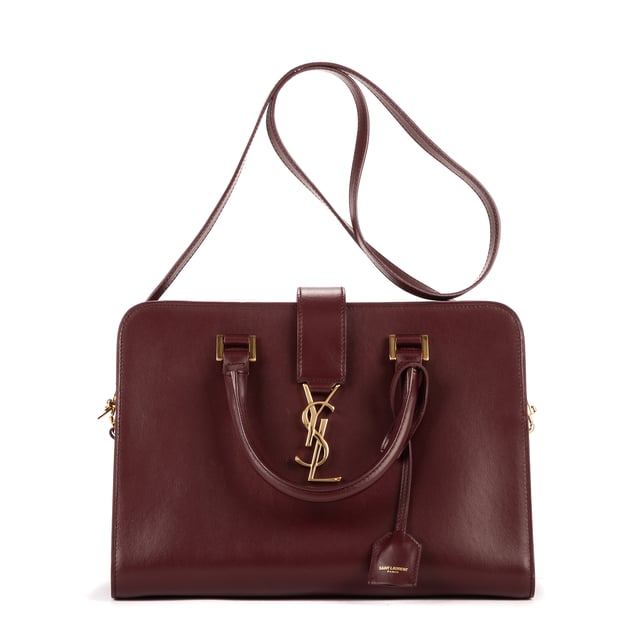 Yves Saint Laurent Bolsas Small Monogram Cabas  Bolso bandolera en Borgoña Piel de becerro y Oro hardware. El producto está en en Perfectas Condiciones (AA).
  Dimensiones: 29.5x20x8.5 cm 
  Accesorios incluidos: Strap; Dustbag; Ring Clochette; Booklet
    
  BrandCo Paris encuentra artículos raros y en las mejores condiciones a precios increíbles. ¡Vale la pena tener paciencia! Compra con confianza: todos los artículos de BrandCo Paris son seleccionados y autenticados cuidadosamente por nuestro equipo de expertos.
  Todos los artículos vienen con un certificado de autenticidad y un embalaje entregado por BrandCo Paris.
  Tabla de clasificación de la condición del artículo
  N (como nuevo)
  AA (perfecto estado)
  A (excelente estado)
  AB (muy buen estado)
  B (bueno/regular)